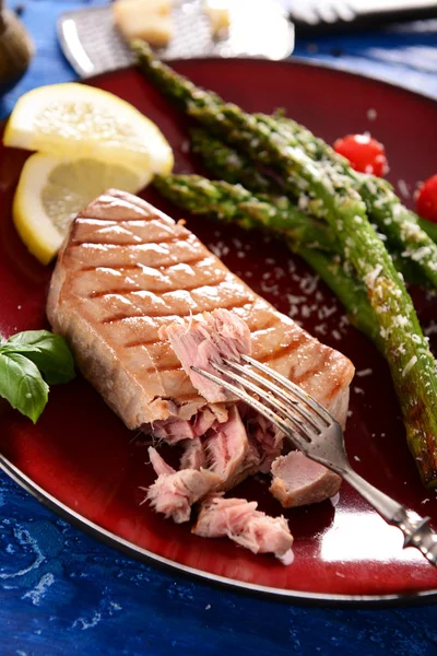 Grilled Tuna Steak Roasted Asparagus Parmesan — Stock Photo, Image