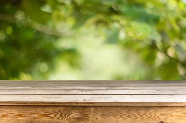 Prázdné Dřevěný Stůl Přírodním Pozadím — Stock fotografie