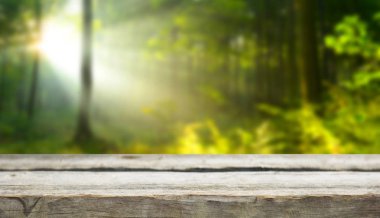 Doğal arka plan ile boş ahşap masa