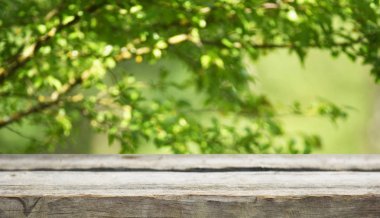 Doğal arka plan ile boş ahşap masa