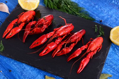 Lezzetli haşlanmış kerevit, görünümü kadar yakın