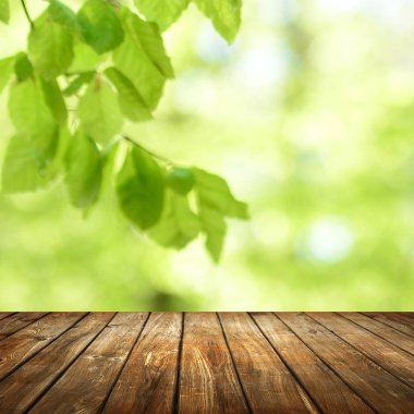 Doğal arka plan bulanık ile boş ahşap masa