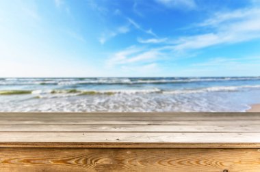 Doğal arka plan bulanık ile boş ahşap masa