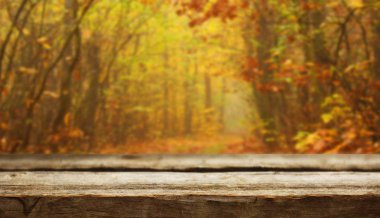 Doğal arka plan ile boş ahşap masa