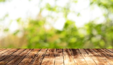 Doğal arka plan ile boş ahşap masa