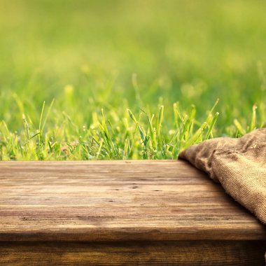 Doğal arka plan ile boş ahşap masa