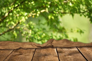 Doğal arka plan ile boş ahşap masa