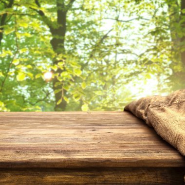 Doğal arka plan ile boş ahşap masa