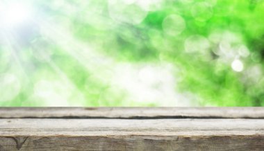 Boş tahta masa ve bulanık arkaplan