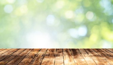 Doğal arka plan ile boş ahşap masa