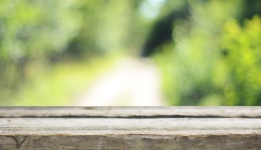 Boş tahta masa ve bulanık arkaplan