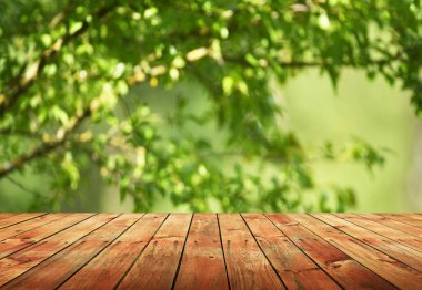 Doğal arka plan bulanık ile boş ahşap masa