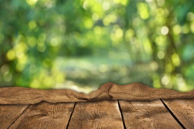Doğal arka plan ile boş ahşap masa