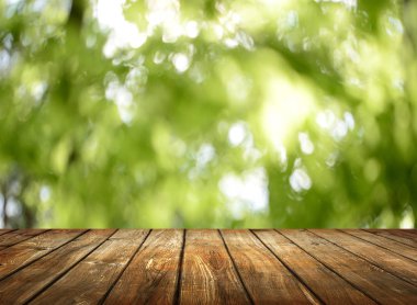 Doğal arka plan bulanık ile boş ahşap masa