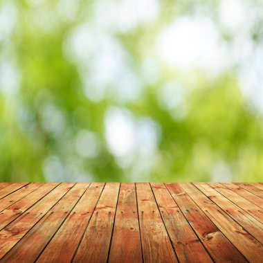 Doğal arka plan bulanık ile boş ahşap masa