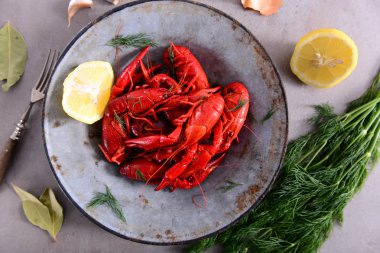 Lezzetli haşlanmış kerevit, görünümü kadar yakın