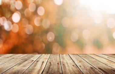 Doğal arka plan bulanık ile boş ahşap masa