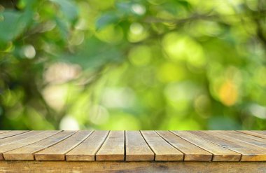 Doğal arka plan bulanık ile boş ahşap masa