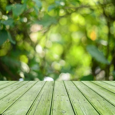 Doğal arka plan bulanık ile boş ahşap masa