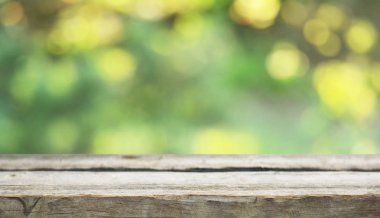 Boş tahta masa ve bulanık arkaplan