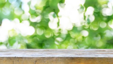 Doğal arka plan bulanık ile boş ahşap masa