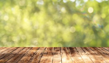 Doğal arka plan bulanık ile boş ahşap masa