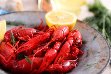 Lezzetli haşlanmış kerevit, görünümü kadar yakın