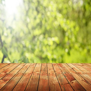 Doğal arka plan bulanık ile boş ahşap masa