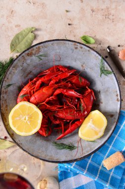 Lezzetli haşlanmış kerevit, görünümü kadar yakın