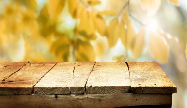 Doğal arka plan ile boş ahşap masa