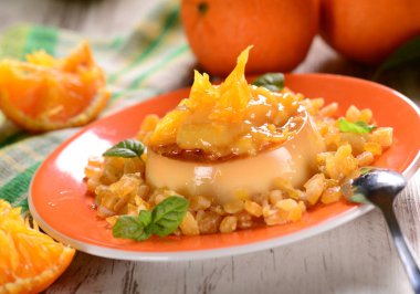 Portakal soslu İtalyan tatlı panna cotta