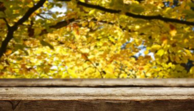 Doğal arka plan ile boş ahşap masa