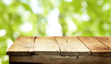 Doğal arka plan bulanık ile boş ahşap masa