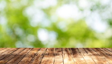 Doğal arka plan bulanık ile boş ahşap masa