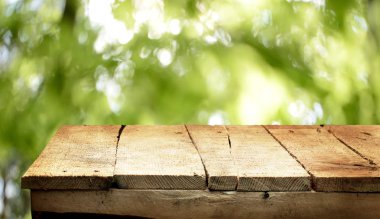 Doğal arka plan ile boş ahşap masa