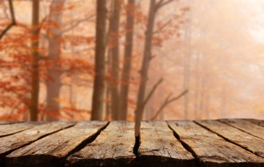Doğal arka plan bulanık ile boş ahşap masa