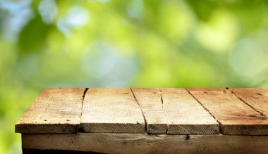 Doğal arka plan bulanık ile boş ahşap masa