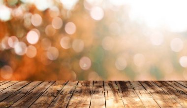 Boş tahta masa ve bulanık arkaplan