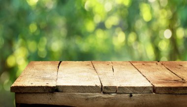 Doğal arka plan ile boş ahşap masa