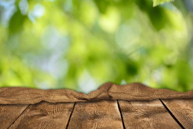 Doğal arka plan bulanık ile boş ahşap masa