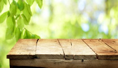 Doğal arka plan ile boş ahşap masa