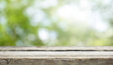 Boş tahta masa ve bulanık arkaplan