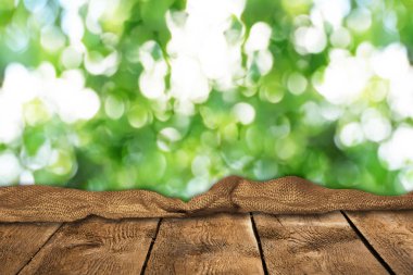 Doğal arka plan bulanık ile boş ahşap masa