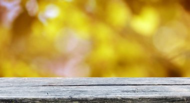 Doğal arka plan bulanık ile boş ahşap masa