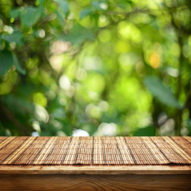 Doğal arka plan bulanık ile boş ahşap masa