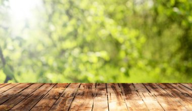 Doğal arka plan ile boş ahşap masa