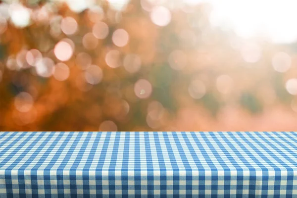 Lege Tabel Met Kleur Geruit Tafelkleed Natuurlijke Achtergrond Wazig — Stockfoto