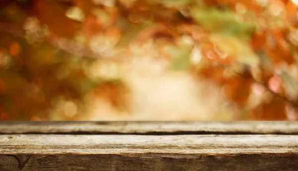 Lege Houten Tafel Met Onscherpe Natuurlijke Achtergrond — Stockfoto