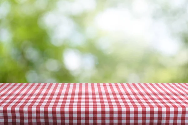 Lege Tabel Met Kleur Geruit Tafelkleed Natuurlijke Achtergrond Wazig — Stockfoto