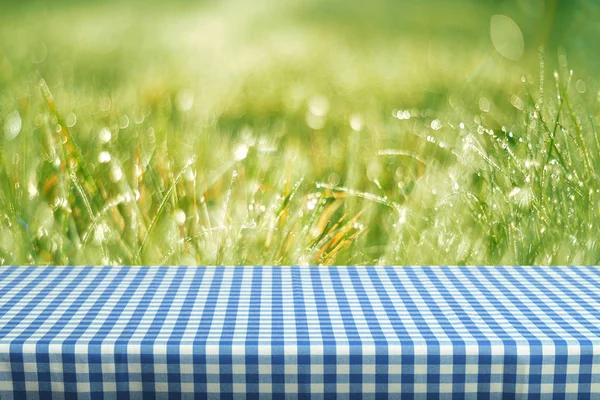 Lege Tabel Met Gekleurde Geruit Tafelkleed — Stockfoto